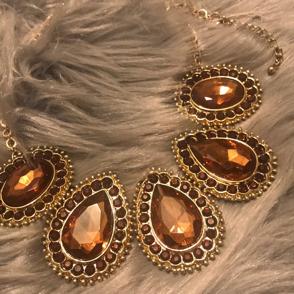 Pre-loved tear drop necklace! Fashion statement.